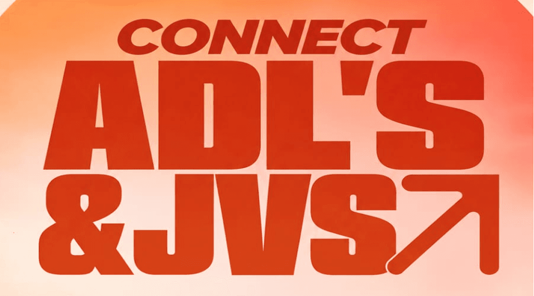 Integrantes do connect Adl’s e Jvs reunidos em frente ao painel da igreja